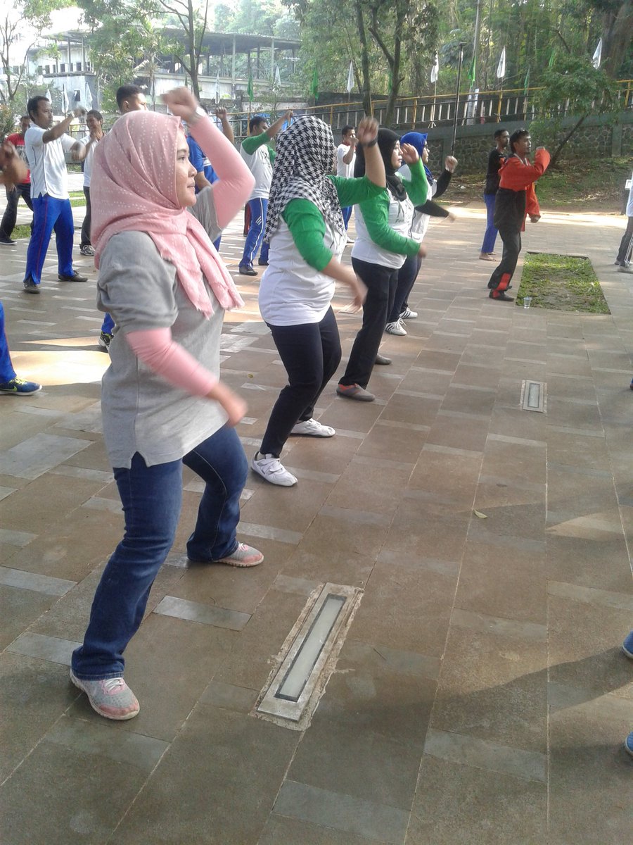 PLAZABOGOR's tweet photo. Jumat Pagi,.. Senam Pagi Bersama di Taman Ekpresi @pasarkotabogor @andriyuli @dharumantaka https://t.co/wzK0ACl87C