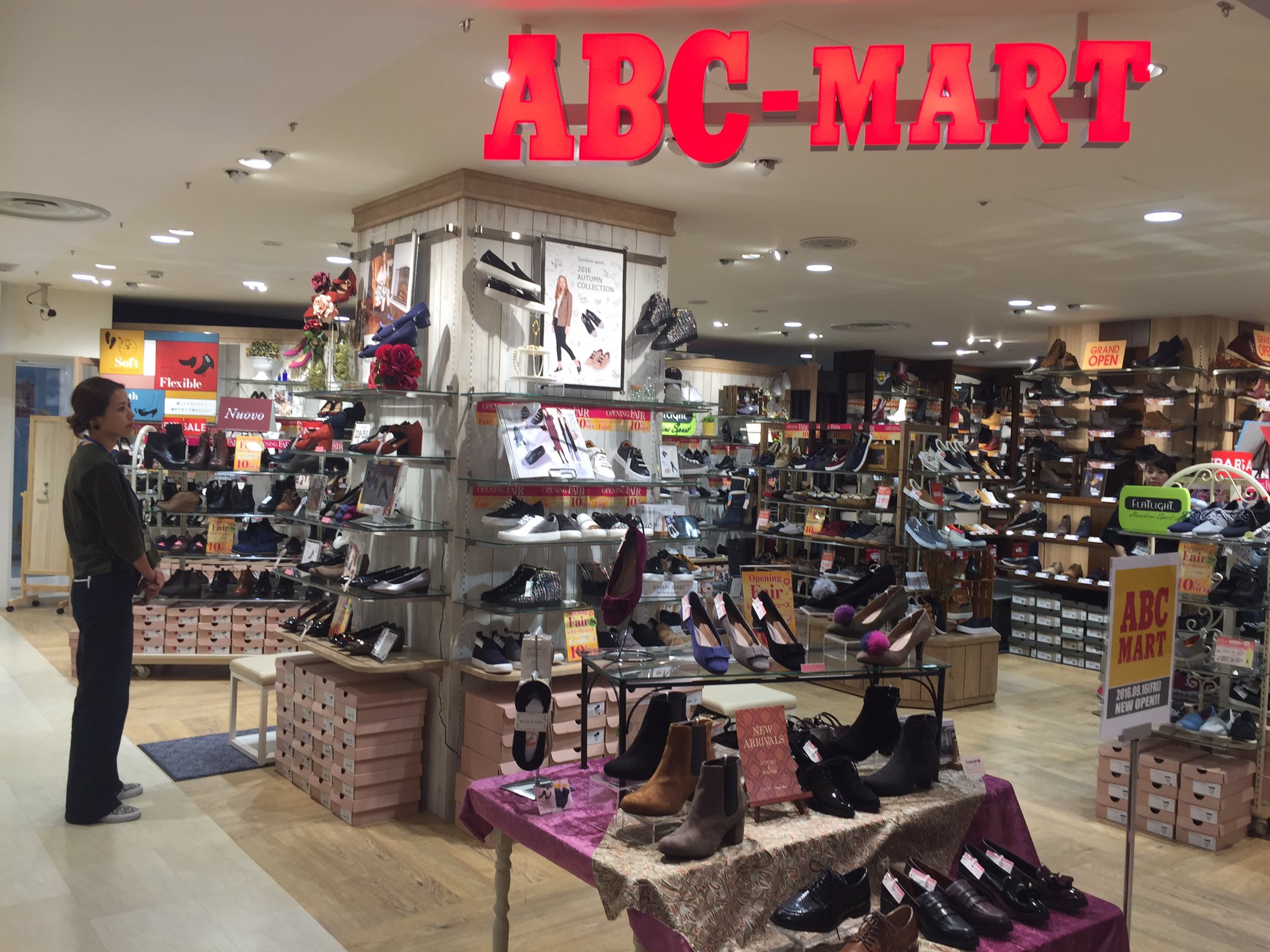 福岡parco 福岡パルコ 本日オープン ついに 福岡 パルコにあの大型シューズ専門店が登場 キッズ レディス ビジネス スニーカーがずらーっと大展開中 一体 何足の靴があるのでしょうか きっとお気に入りが見つかるはず 本館7階 Abc