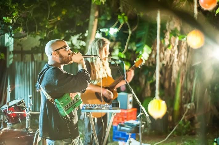itspapafire's tweet photo. Throwback to a few years back with Spex acoustic in the backyard at @sofarsounds.
#sydney #music #spectaclesband https://t.co/56F0WePLP1