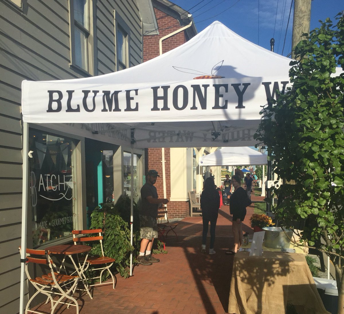 BlumeHoneyWtr's tweet photo. Thank you @HomemadeAtBatch for another amazing night at the #mingleonmainstreet #naturalhydration #liveinfullblume https://t.co/A7VANZt5nH