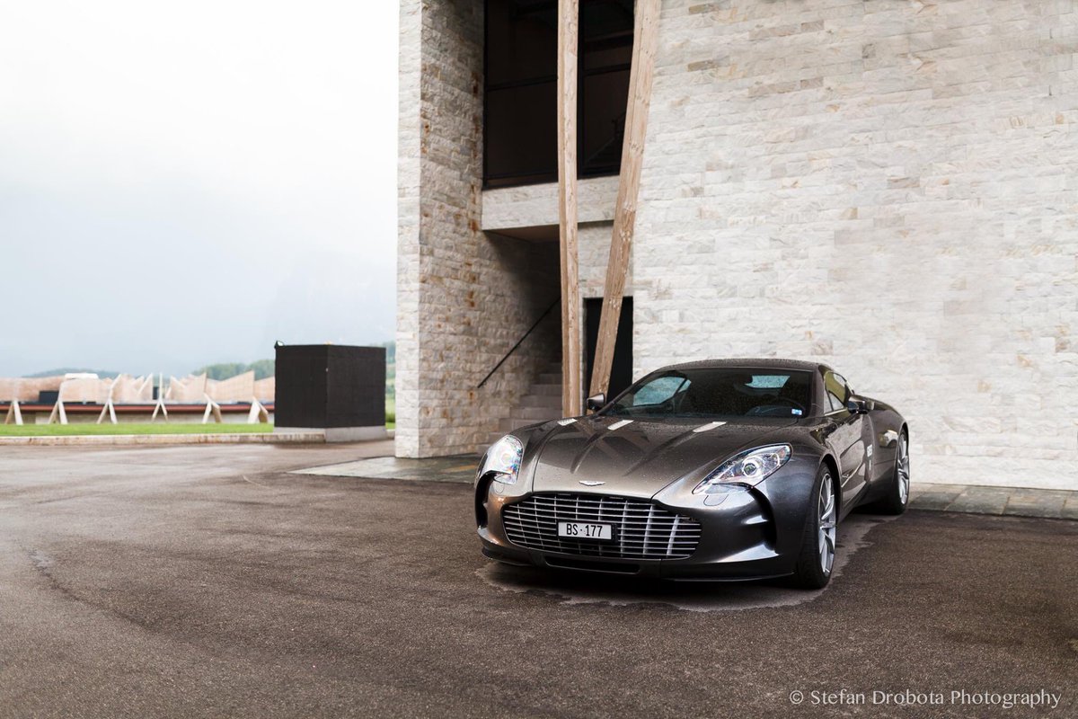 nmb_46's tweet photo. #feeling a little bit inlove right now with this #machine of beauty #AstonMartin #DB77 😍😍 #Motorsport #class https://t.co/b13atF6ynu