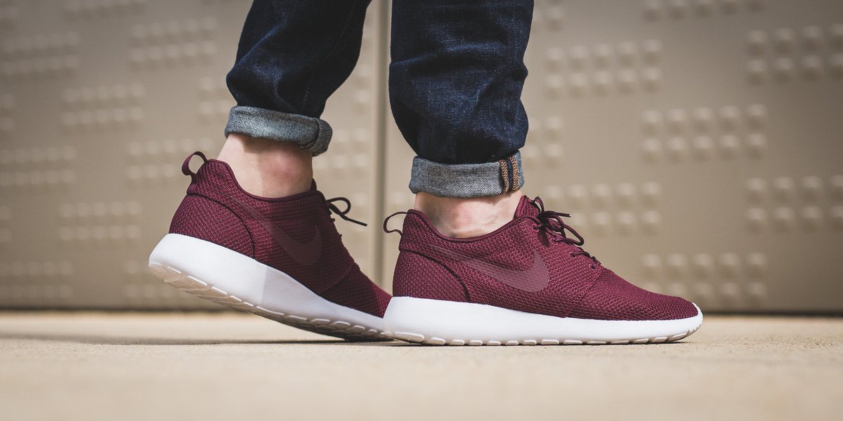 nike roshe maroon