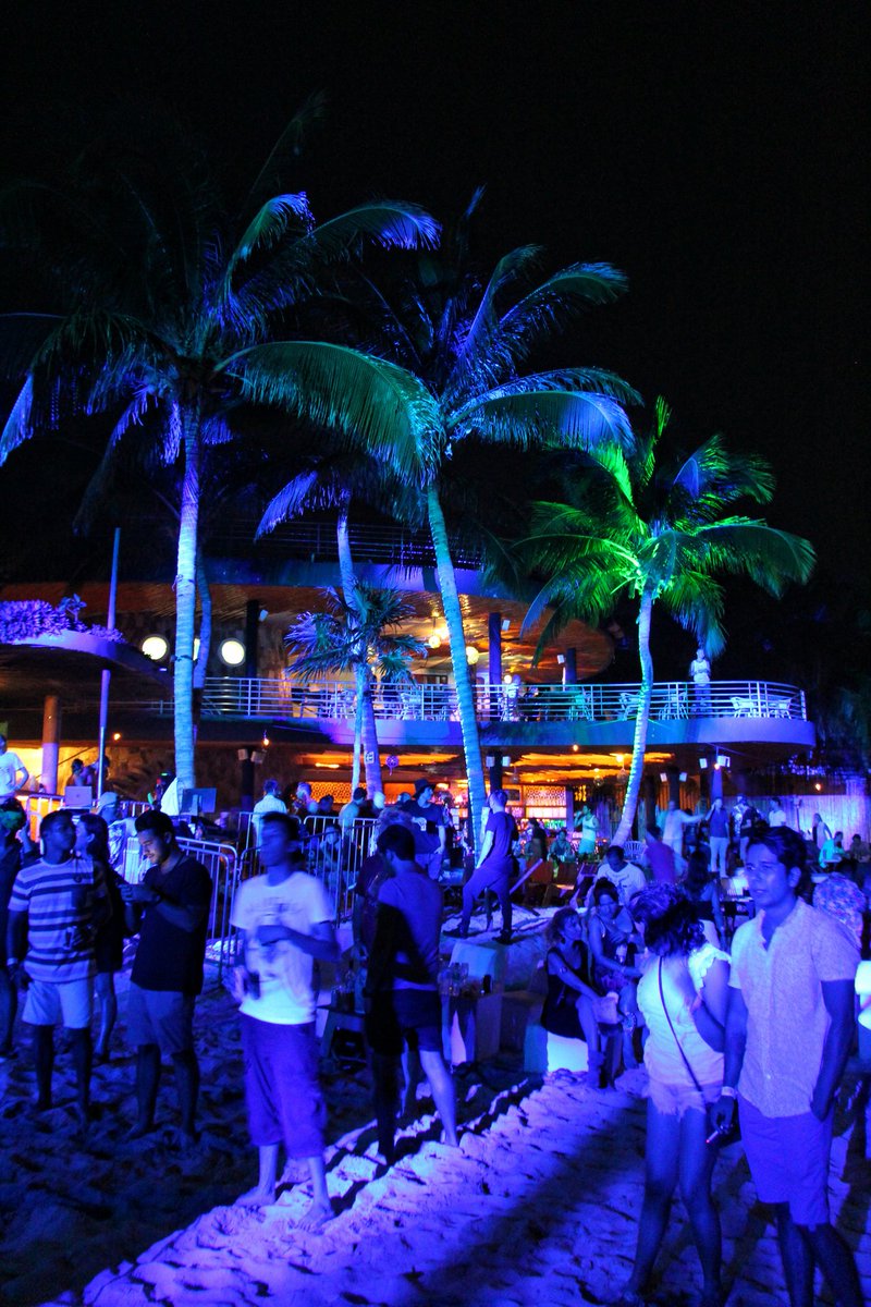 #Independanza en <a href="/canibalroyal/">CanibalRoyal</a> Playa del Carmen. <a href="/AlejandroFranco/">Alejandro Franco</a> sigue en el escenario.