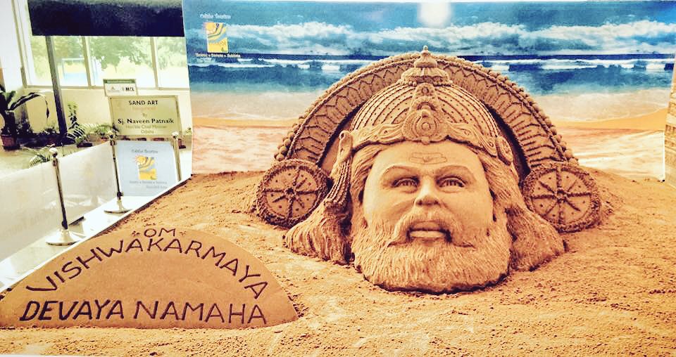 AIR_Odia's tweet photo. ଶିଳ୍ପ ଜ୍ଞାନର ଦେବତା ବିଶ୍ବକର୍ମା ପୂଜା ଅବସରରେ ଭୁବନେଶ୍ବର ବିମାନ ବନ୍ଦରରେ @sudarsansand ଙ୍କ ବାଲୁକା କଳା। https://t.co/E43RJs35wZ