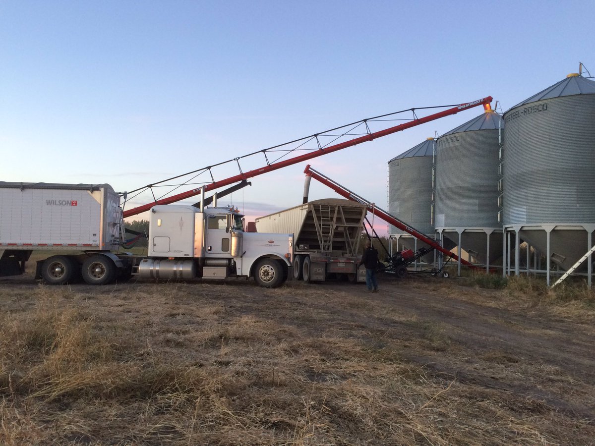 mac_acres's tweet photo. @Schmaltzme why didn't you tell me about the #rodono augers ago... #truckingisoknow https://t.co/a3lOq82C8s