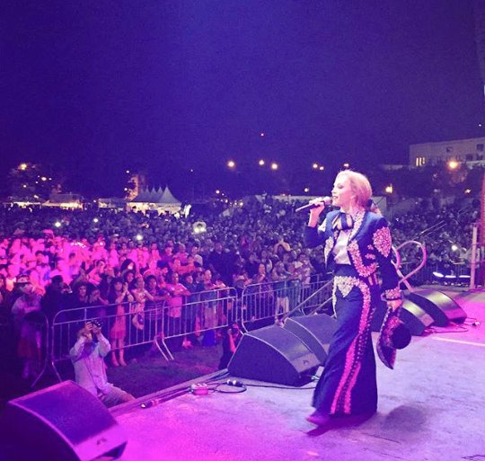 La mexicana más hermosa <a href="/LauraFloresMx/">Laura Flores</a> cantando en las celebraciones del grito de independencia!! #VivaMexico