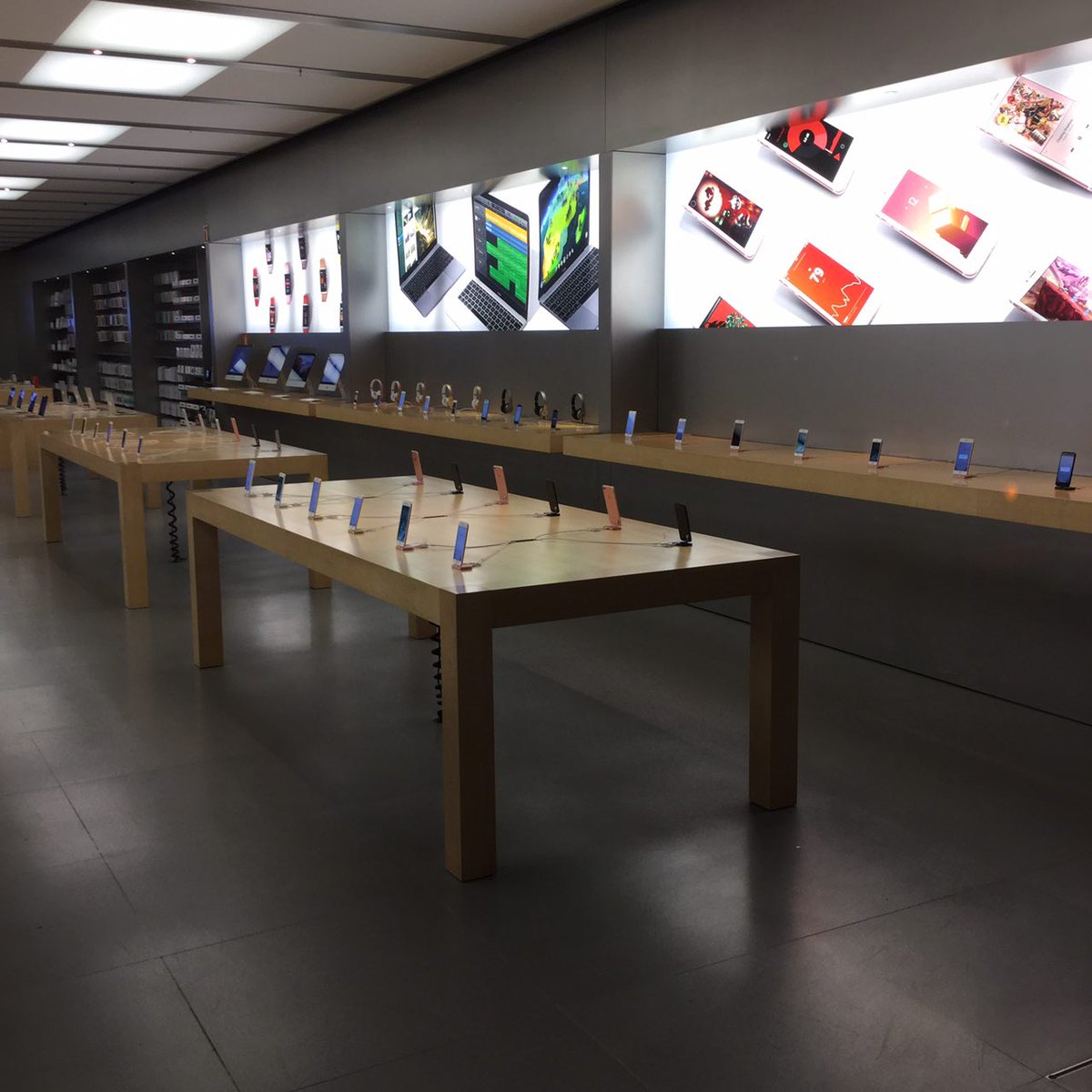 GUMZaragoza's tweet photo. Hoy sale el #iphone7. @jfresu compañero del #gumzaragoza está en la cola optando por comprar uno. ¿Nos acompañas? https://t.co/xJc5pnBFEB