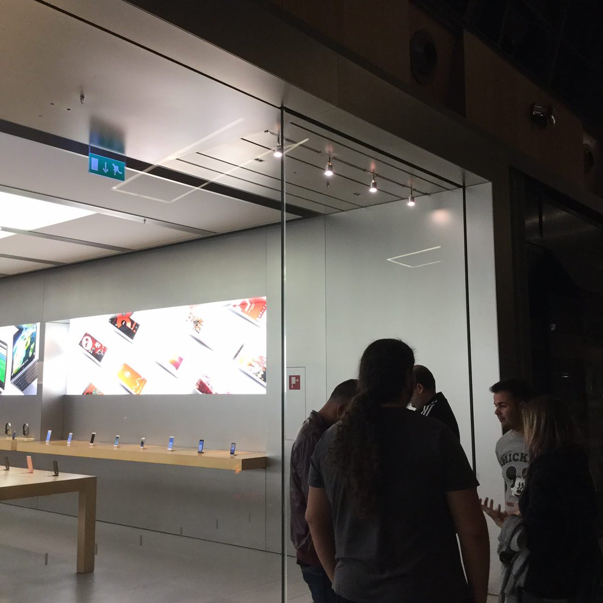 GUMZaragoza's tweet photo. Hoy sale el #iphone7. @jfresu compañero del #gumzaragoza está en la cola optando por comprar uno. ¿Nos acompañas? https://t.co/xJc5pnBFEB
