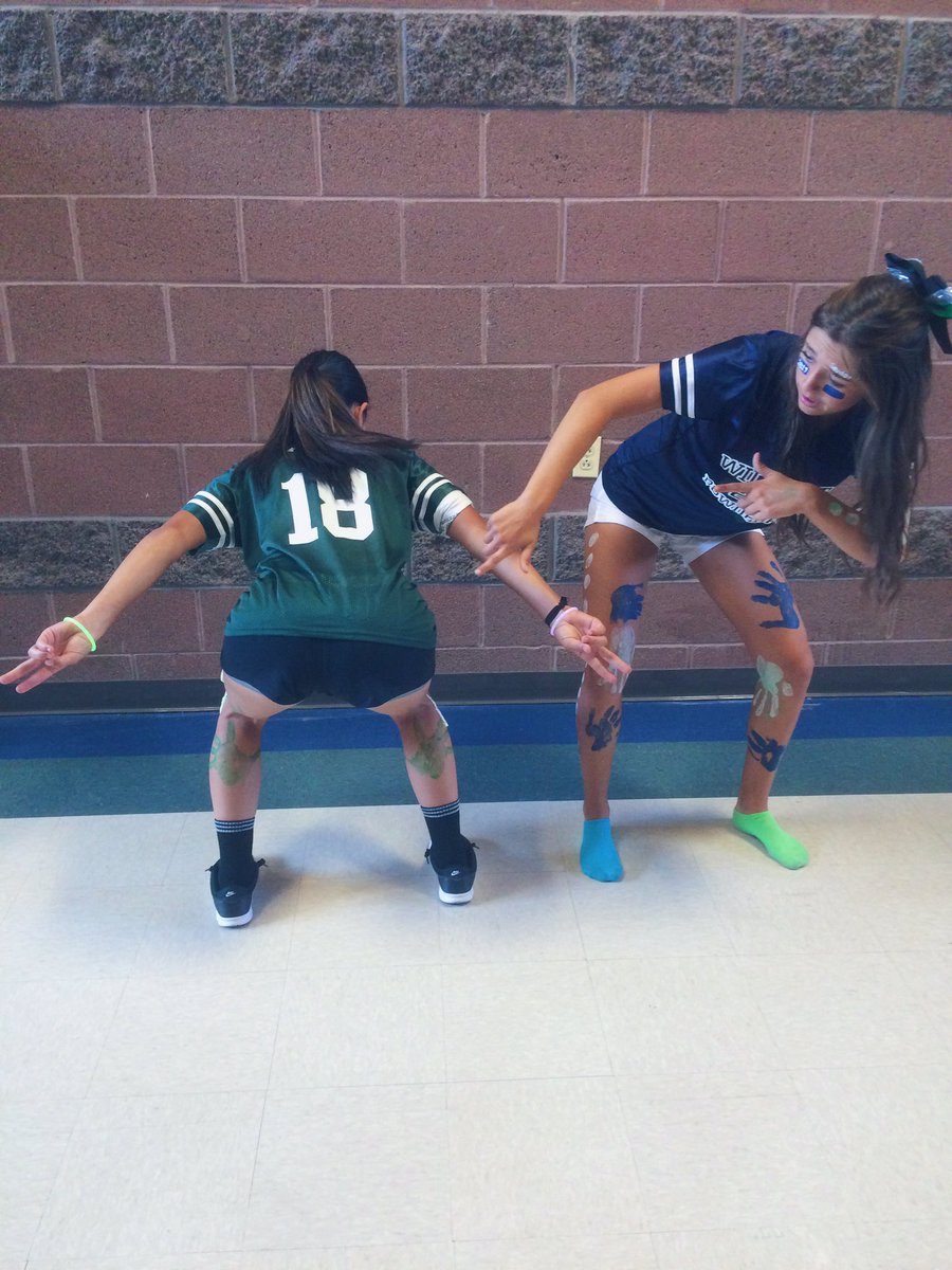 Elisadelorenzo's tweet photo. Twas very lit #seniorssuck @alexis22_o_o https://t.co/TRRUYEXu3X
