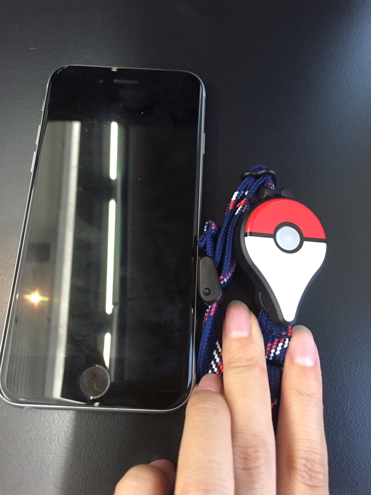 うぎこ 今から成田空港に向かうまで暇なので ポケモンgo Plus 買ってみて 思った以上に小さい 腕につけても軽い 値段相応のおもちゃ感はあるよ 赤と白のとこはテカテカしてる ボタン部分はマットな感じ 光ると目立つ T Co 1gaacqj5d9