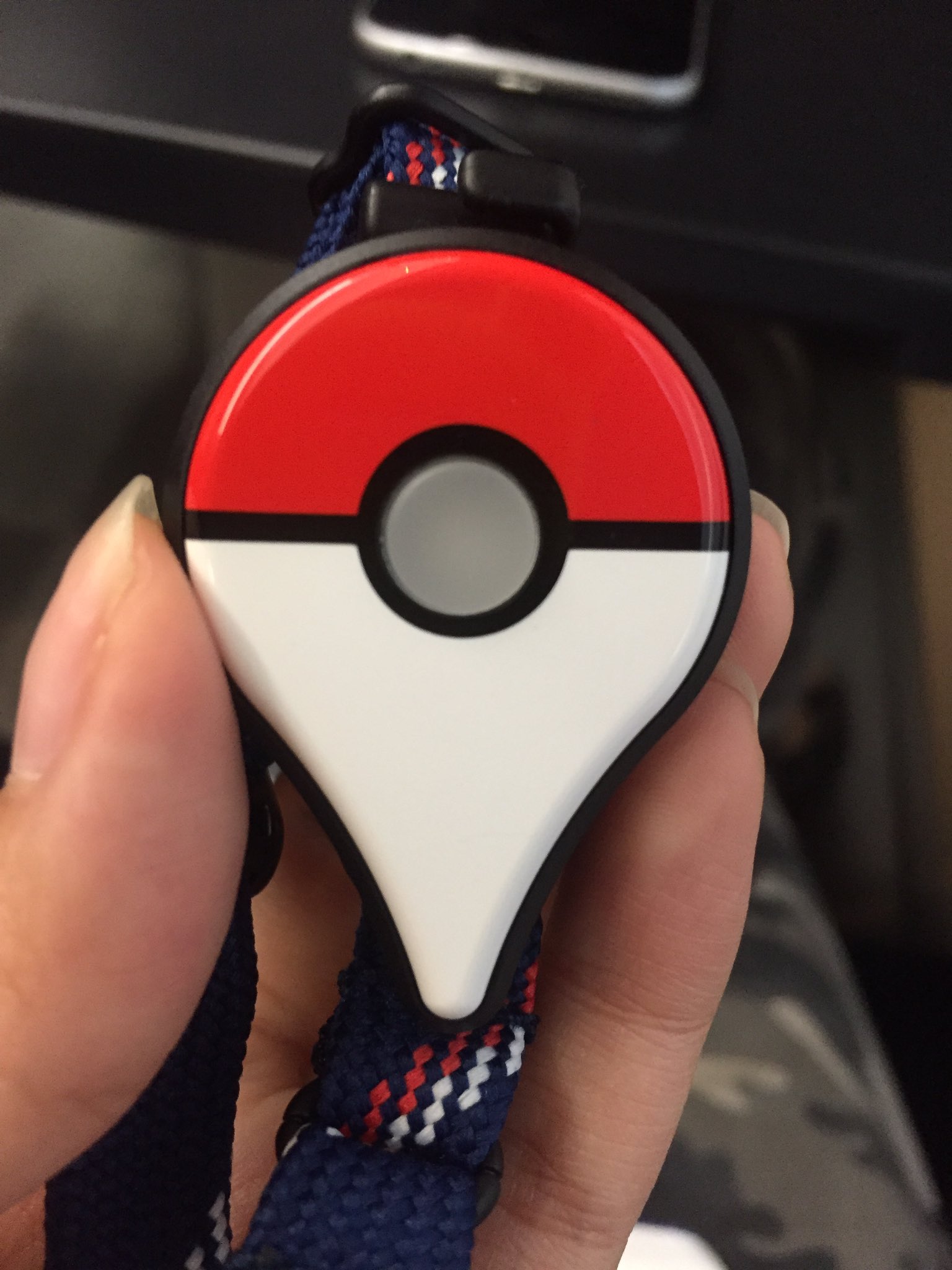 うぎこ 今から成田空港に向かうまで暇なので ポケモンgo Plus 買ってみて 思った以上に小さい 腕につけても軽い 値段相応のおもちゃ感はあるよ 赤と白のとこはテカテカしてる ボタン部分はマットな感じ 光ると目立つ T Co 1gaacqj5d9