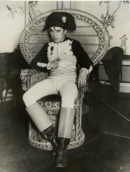 Chaplin_INA's tweet image. Charlie Chaplin dengan kostum Napoleon menghadiri pesta kostum Marion Davies th 1926