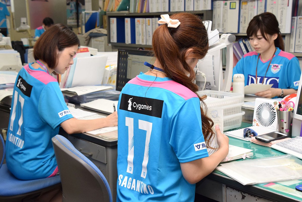 佐賀県鳥栖市 Twitter પર サガン鳥栖のホームゲームを明日に控え 鳥栖市役所では市職員がサガン鳥栖戦の周知のために サガン鳥栖 応援ｔシャツを着用しています 同ｔシャツは サガン鳥栖のユニフォームスポンサーである株式会社cygamesが鳥栖市へ寄贈されました