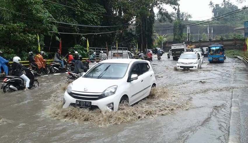 Motor dan Mobil Terperangkap Banjir di Jembatan Yeh Nu bit.ly/2cdTDYY |#BeritaBali #BaliTerkini #Balinews