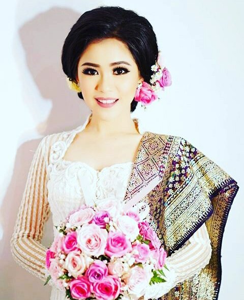 Happy Wedding ceh <a href="/mi_ChristyChiBi/">ChristySauraNoelaUnu</a> 👫💑❤ Bahagia selalu yahh 😊 #RadhiantChristyWedding