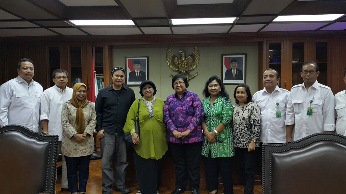 damiendematra's tweet photo. Rapat dengan Ibu Menteri Siti Nurbaya dan jajaran eselon 1 dan 2 KLHK utk Festival Film Perdamaian dan Kemanusiaa https://t.co/iecPuhMj0E