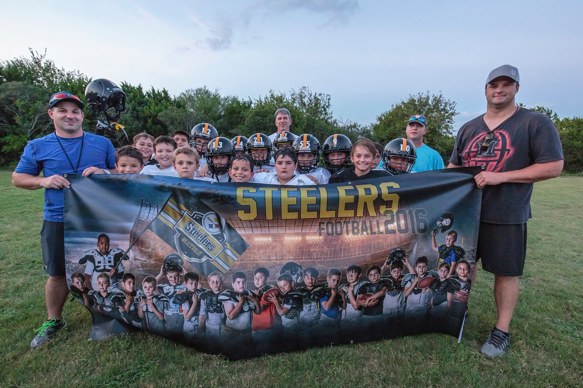 dk_images's tweet photo. I just love watching young athletes play football. Even more exciting was to reveal a team banner I made for them. https://t.co/AhhHek89vV