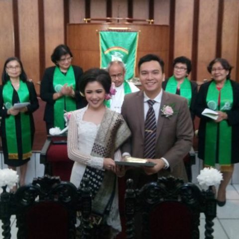 happy wedding cece <a href="/mi_ChristyChiBi/">ChristySauraNoelaUnu</a> tersayang dan abang tersayang selalu bahagia ya?? 
#RadhiantChristyWedding