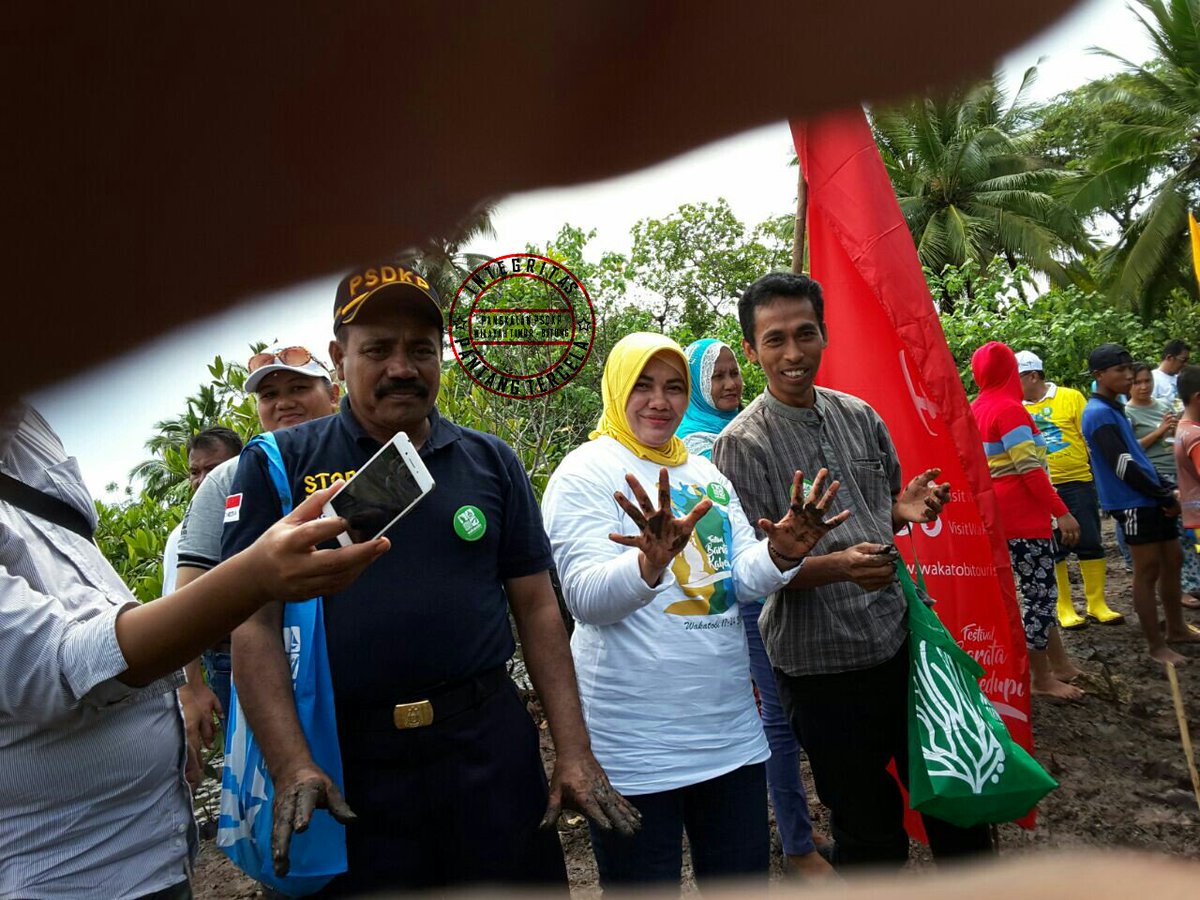 LanPSDKPBitung's tweet photo. Peduli thd kebrlnjtan SD Kel &amp; Perikanan brsm Ibu Wakil Bup. Wakatobi menanam mangrove. #kerjanyata  #lan2update https://t.co/8MqoodKRoN