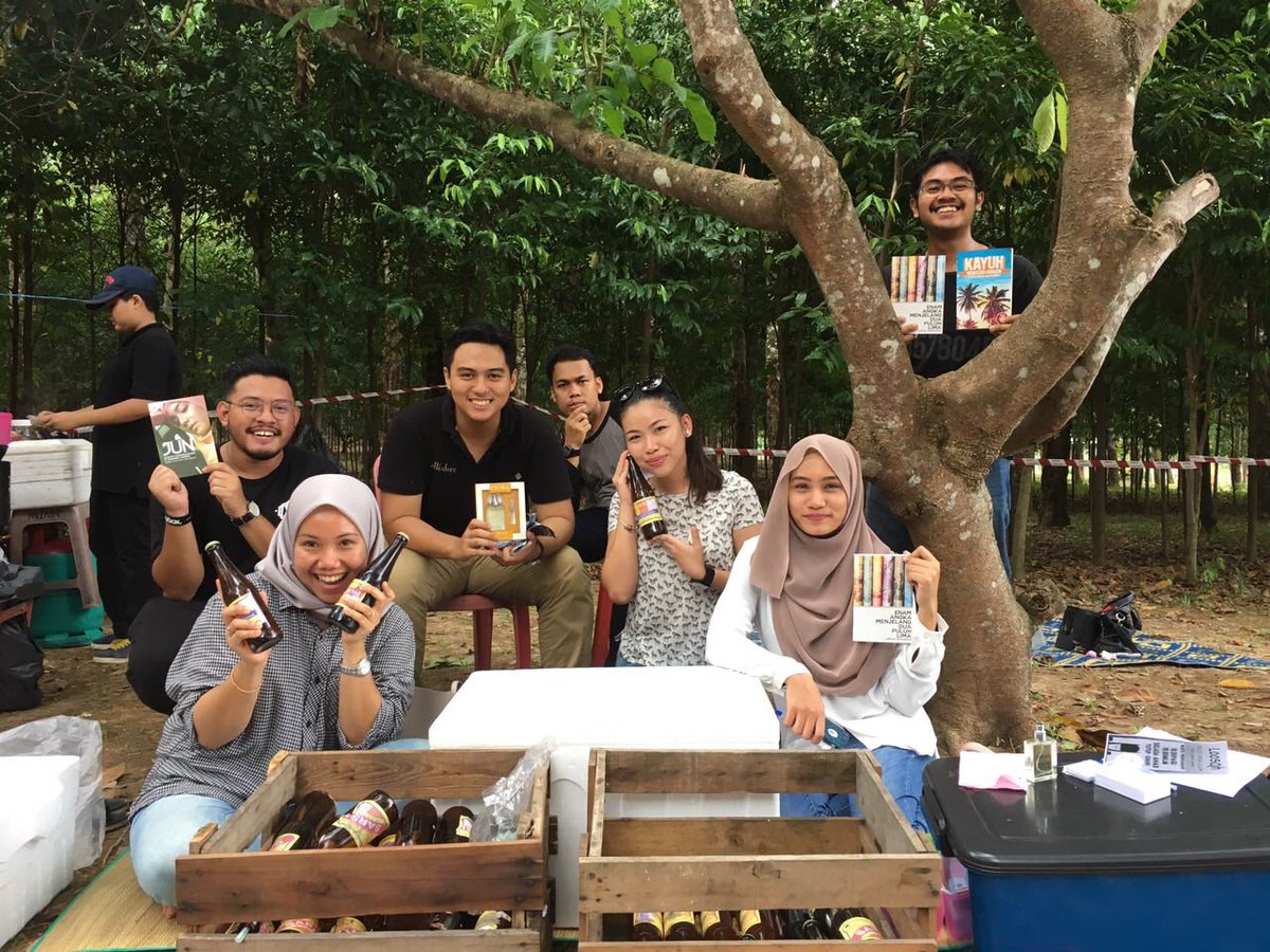ELMIELMO's tweet photo. Booth @shezzlahhhhh, @Fred9Fareed &amp; @terfaktab sebelah sebelah je. #PasarTikar https://t.co/N1oB36GyUa