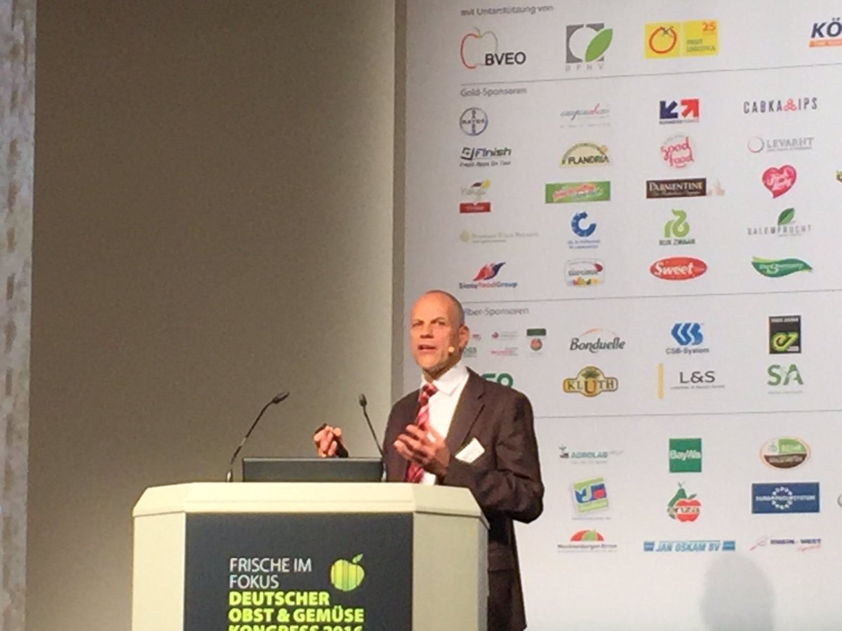 JohandenEngelse's tweet photo. Jan Doldersum presents about Convenience at DOGK2016 #rijkzwaan #DOGK #GS1germany #frugicom #groentenfruithuis https://t.co/6QV43rWmmi
