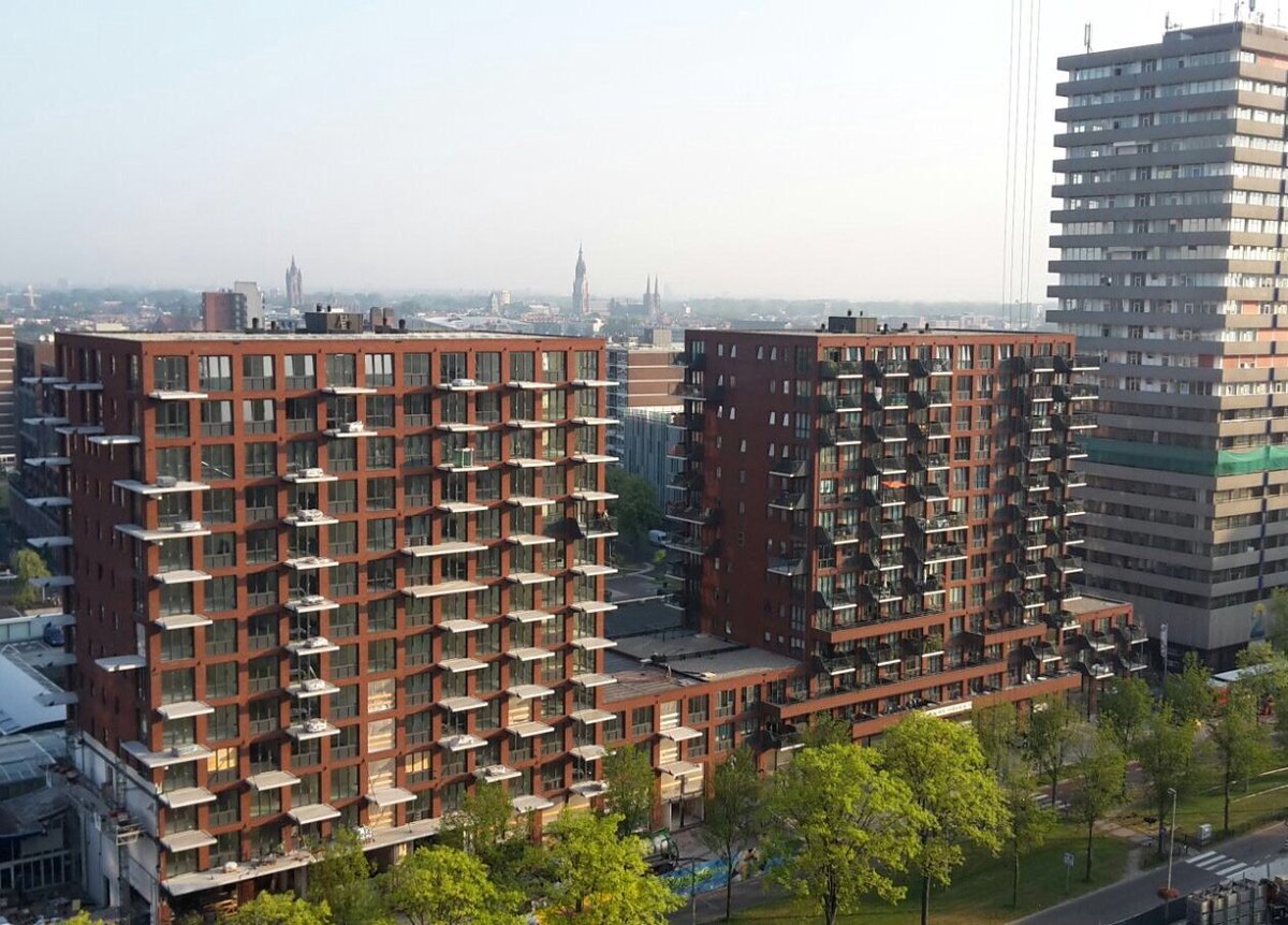 Er wordt hard gewerkt door de mannen en leveranciers van <a href="/Heembouw/">Heembouw</a> bij #WonenBovendeHoven in #Delft