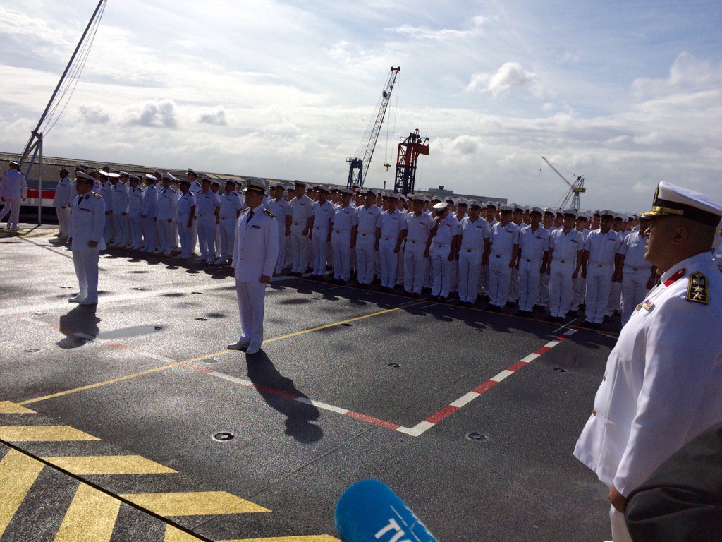 قائد القوات البحرية يصل فرنسا لتسلم حاملة المروحيات "أنور السادات" Csd3YlBWIAAm03q