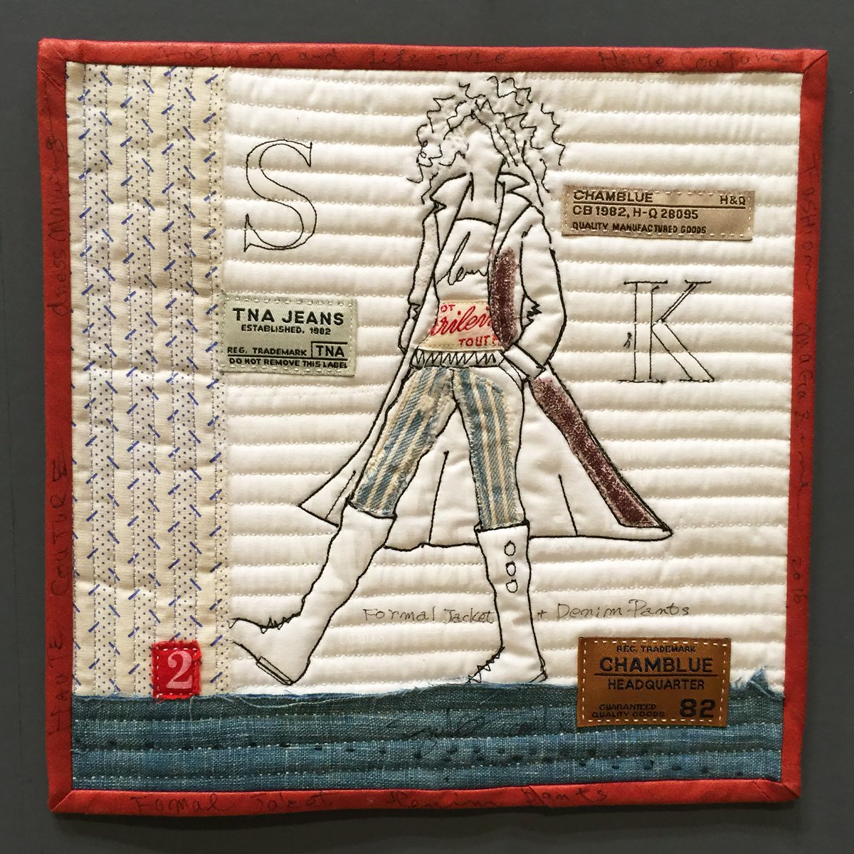 tezukuritown's tweet photo. 「日本のキルト界を彩る作家たち~Respect キルト界を彩る作家51人のキルト」から特別に作品の一部を公開!キャプションの上にミニキルトも展示しています。こちらは小関鈴子さんの作品「赤いドレス」とミニキルトです。#QSS2016 https://t.co/YEC54h88Pl