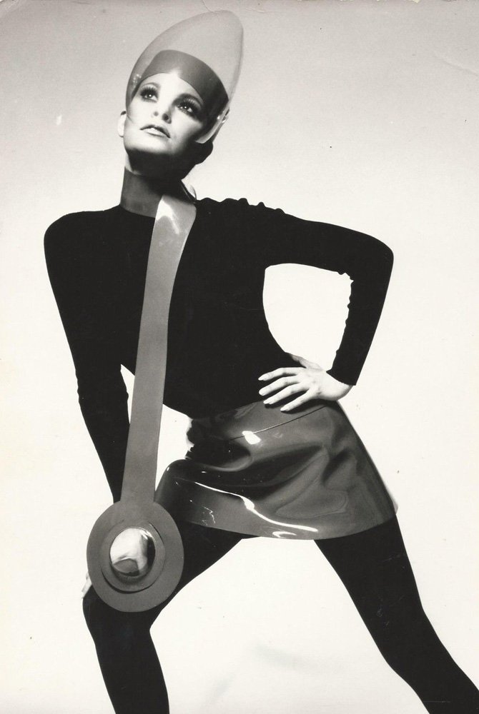 IconicPrints's tweet photo. #futuristic #fashion Raquel Welch circa 1967 #vintage #photo by #Terry_ONeill See her for yourself @CoL_Gallery https://t.co/dCxf1TuvW2