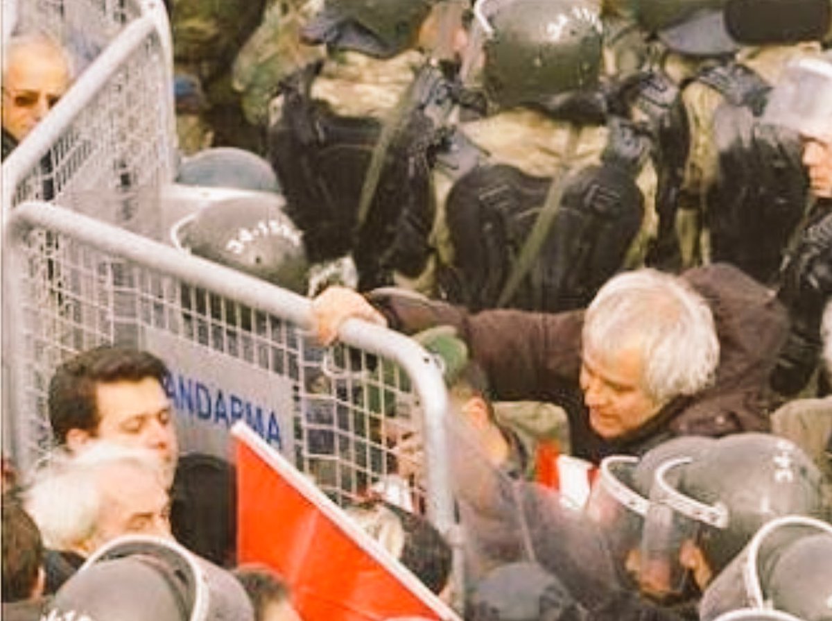 Tarih onun fotoğrafını, Silivri'de kumpas davalarının barikatlarını yıkarken çekti. Mekanın cennet olsun! #TarıkAkan