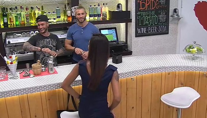 FormulaTV's tweet photo. .@adrirodriguez8 se cuela detrás de la barra de #FirstDates para sorprender a una fan https://t.co/9NPLLtXJe3 https://t.co/0zFpi4LmVm