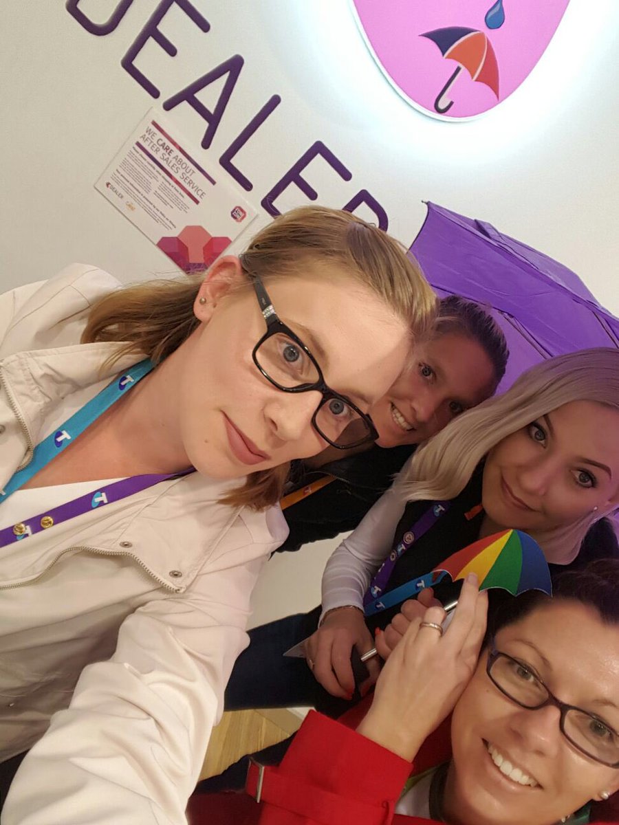Kiera138's tweet photo. iPhone 7 launch in Tamworth @tayshaevans  @Chloestab @smellyham69 @pommegaz https://t.co/7aqclq6ahp