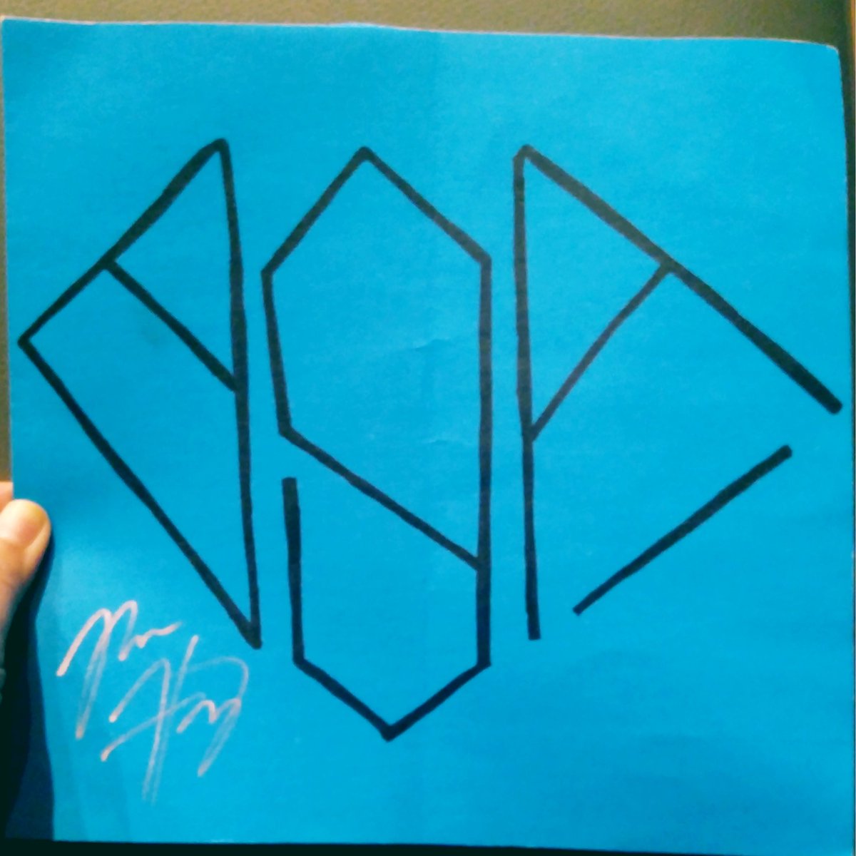Kpoopers_BgA's tweet photo. We represented the BgA Army/Recyclables tonight. Thank you Ryan for the autograph!! #TMHID #BgA https://t.co/bsTFDxMRH8