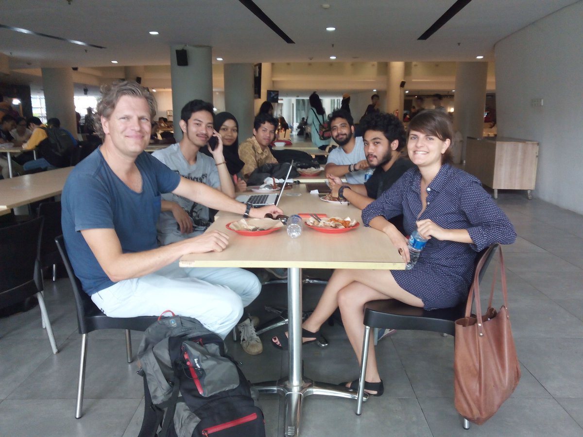 mugscope's tweet photo. #mugscope is having lunch with @verenahoelzl (journo from germany) and @jlvisser (tv journo of @eenvandaag) https://t.co/Yyry0lpi95