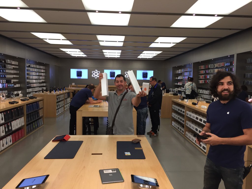macjosan's tweet photo. Los 2 primeros Apple Watch serie 2 de la Apple Store de Zaragoza han sido para mí. @GUMZaragoza @applelianos https://t.co/ryR6rTpqyf