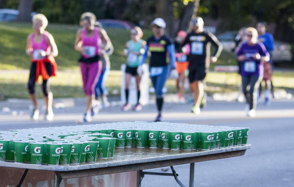 runnersworld's tweet photo. How rinse-and-spit can trick your brain when you're low on fuel. https://t.co/isn5LXKSFm https://t.co/7a0XoAmCpB