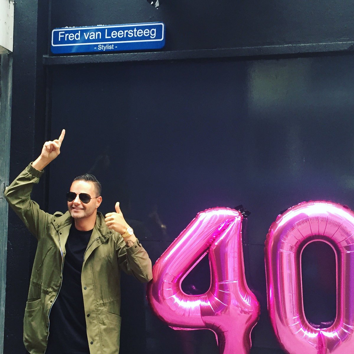Hieperdepiep, @FredvanLeer heeft zijn eigen steeg cadeau gekregen!😂
