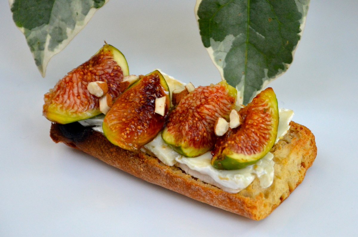 [On aime] Tartine de fromage de chèvre aux figues, miel et noisettes <a href="/PaulineCuisine8/">PtiteCuisinePauline</a> wefood.fr/actu-247194