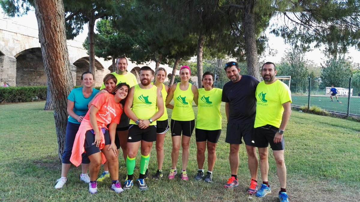 CA_Passencurt's tweet photo. La #MareaFlúor continúa inundando de running y buen humor el cauce del Turia ☺️ https://t.co/V0Ujs9ttFx