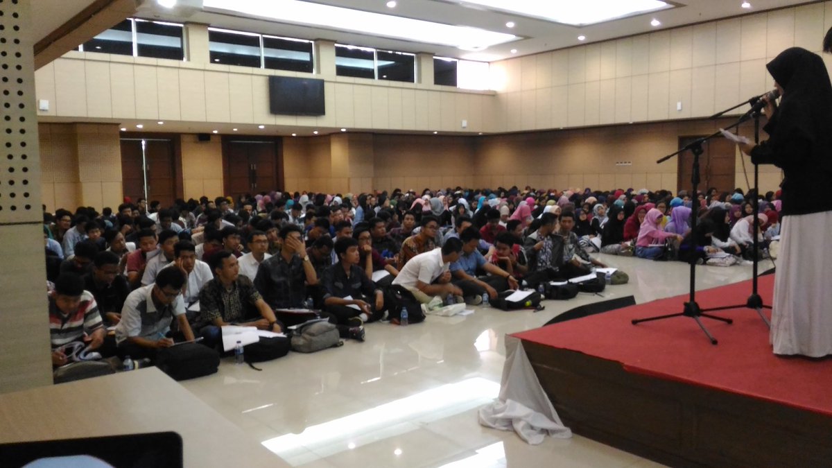 MagentaFE's tweet photo. Good Morning 2016 Tahun ini sungguh ramai!
Semangat berproses adek adek mahasiswa baru Fakultas Ekonomi 2016! https://t.co/xWLWQZztKF
