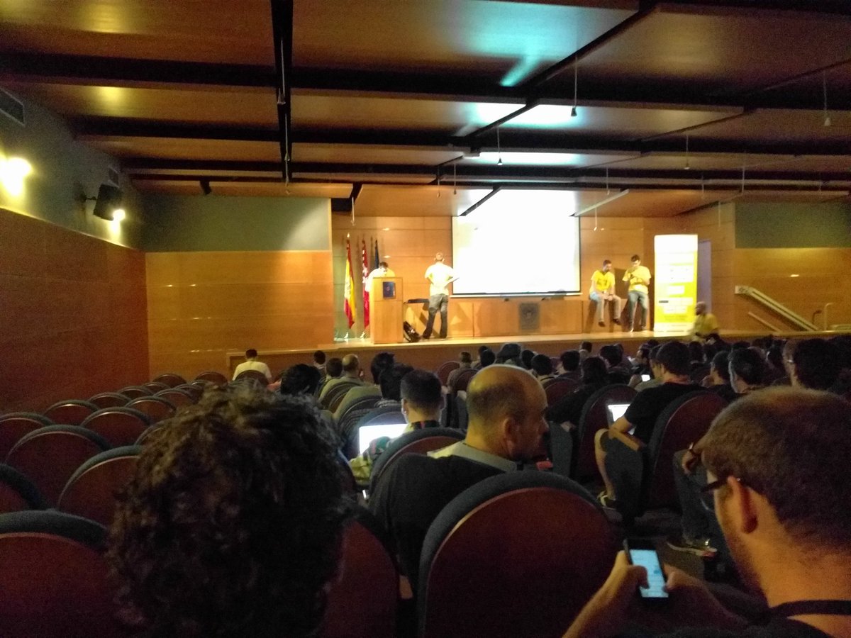 davidfrafael's tweet image. En #desymfony con @mmonbr