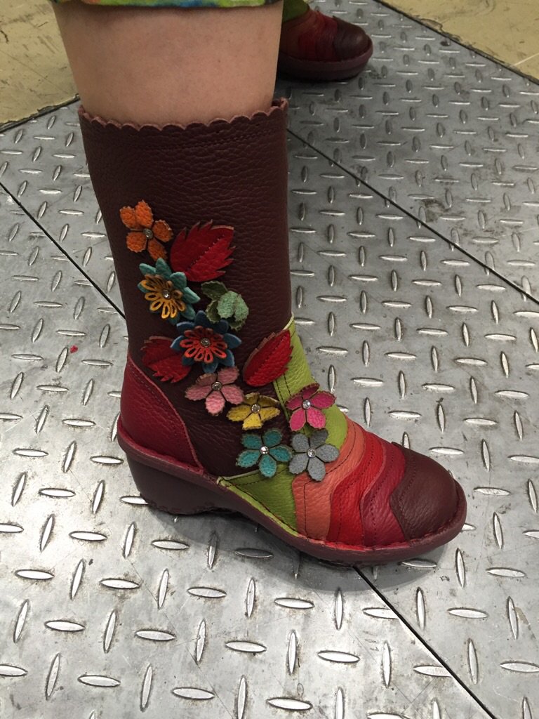 tezukuritown's tweet photo. キルト&ステッチショー2016では靴も購入出来ます。キルターの先生に大人気だそうです。モデル:K安さん #QSS2016 #c41 衣・布 此処屋 https://t.co/Wl4xq0v4VW