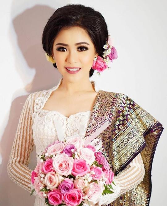 diahmita09_DEF's tweet photo. our bride 😘 terharu (lagi).. stelah mami enjew akhirnya bundany anak2 cy nyusul 😆 @mi_ChristyChiBi  #happywedding https://t.co/aTApSDswdr