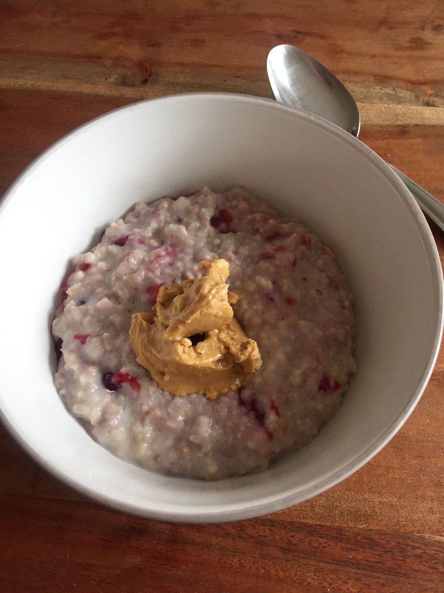 info_rj's tweet photo. Porridge oats, mixed berries and peanut butter for breakfast... Top draw... 👍👌💪 https://t.co/MOnaJMt6Ft