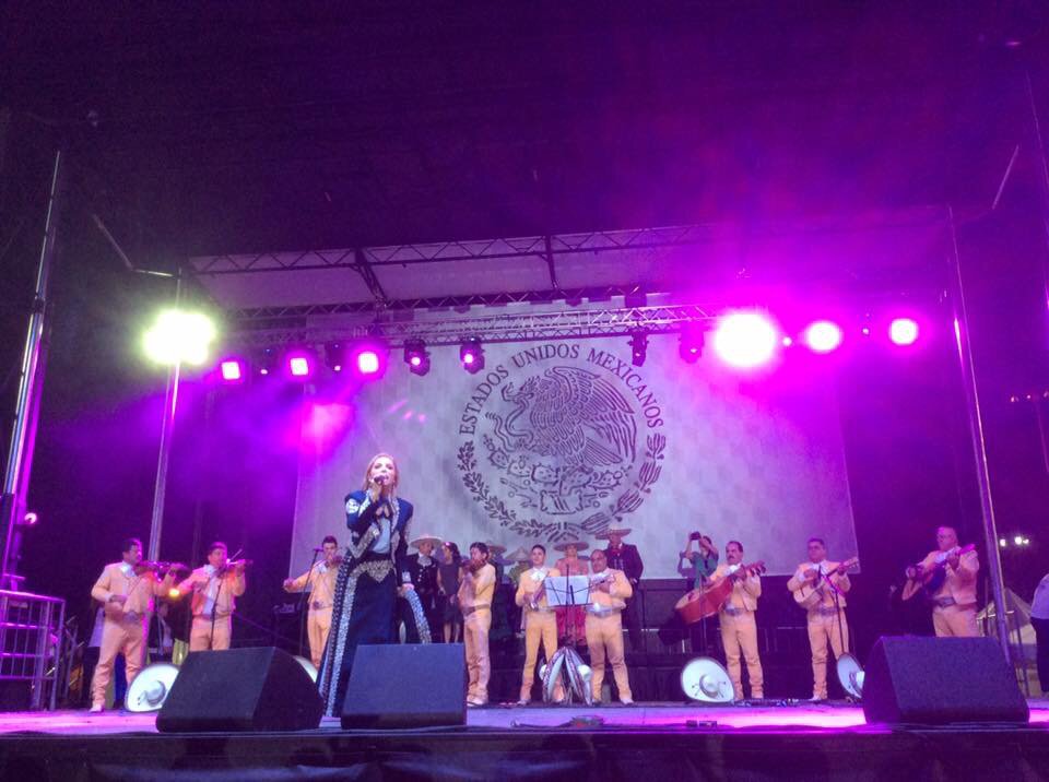 .<a href="/LauraFloresMx/">Laura Flores</a> fue la encargada de realizar homenaje al #DivoDeJuarez desde #Chicago