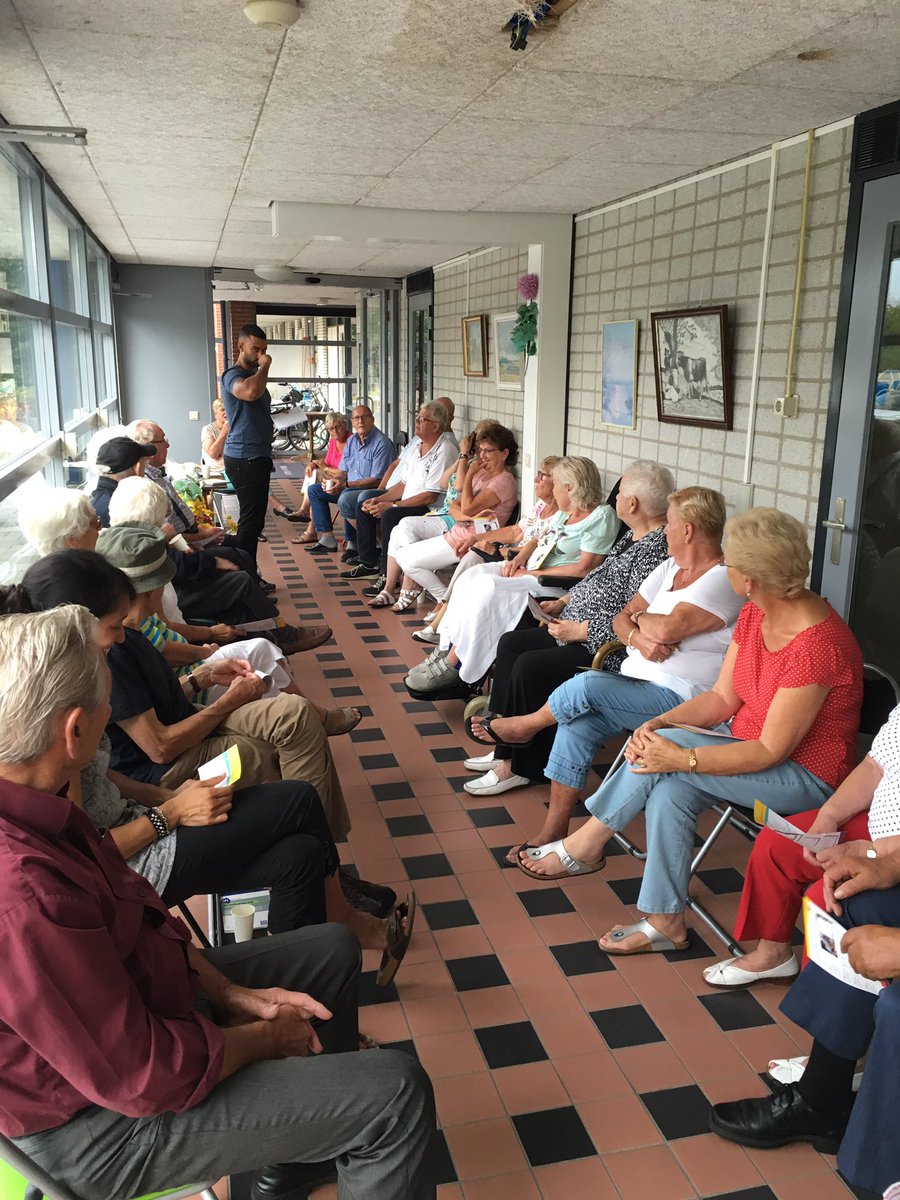 LeeftSamen's tweet photo. Drukbezochte bewonersbijeenkomst in Kralingseveer @LeeftSamen @Woonstad! https://t.co/hzIk5krHas