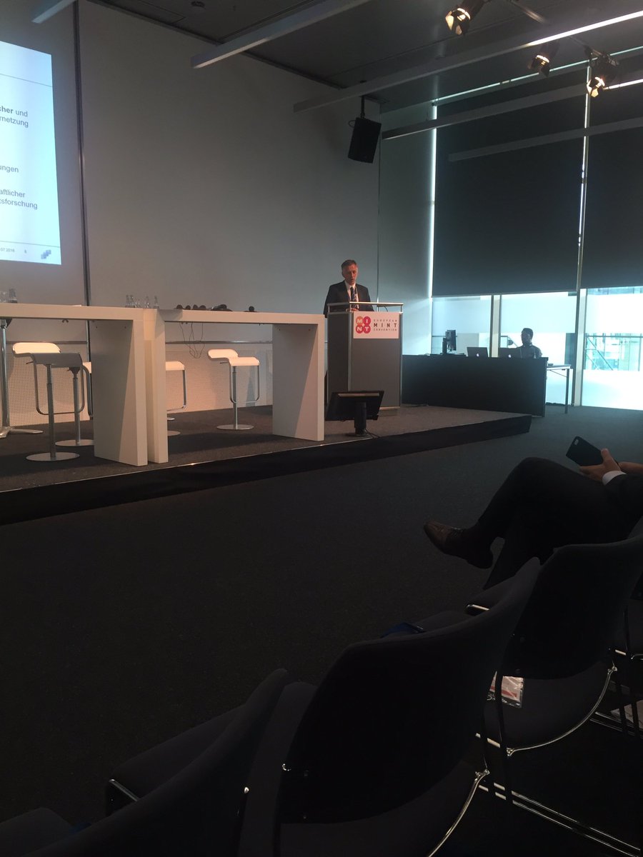 beatriceboots's tweet photo. lecture by prof Bernd Zinn on #stem #teachers at #mintcon #stuttgart. On professional schools of education https://t.co/GVC3vWqRyR