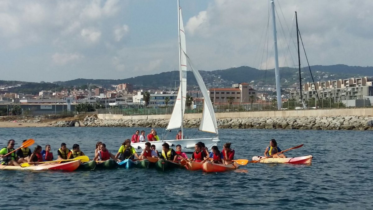 escolapiamataro's tweet photo. #BATXILLERAT Els alumnes de 1r comencen el curs fent activitats nàutiques al port de #Mataró Bon curs d'esport!! https://t.co/Xt1MATZtHN