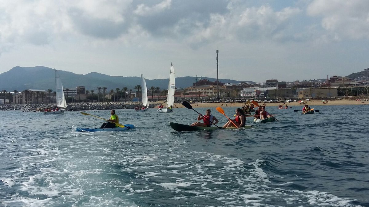escolapiamataro's tweet photo. #BATXILLERAT Els alumnes de 1r comencen el curs fent activitats nàutiques al port de #Mataró Bon curs d'esport!! https://t.co/Xt1MATZtHN