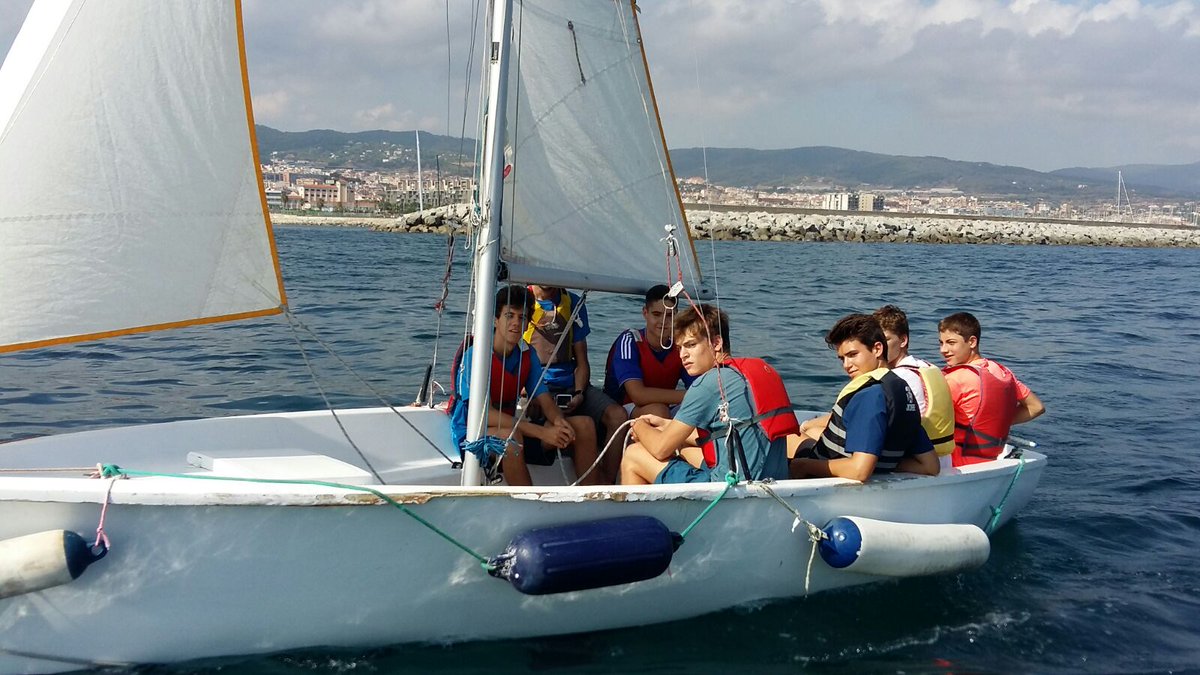 escolapiamataro's tweet photo. #BATXILLERAT Els alumnes de 1r comencen el curs fent activitats nàutiques al port de #Mataró Bon curs d'esport!! https://t.co/Xt1MATZtHN